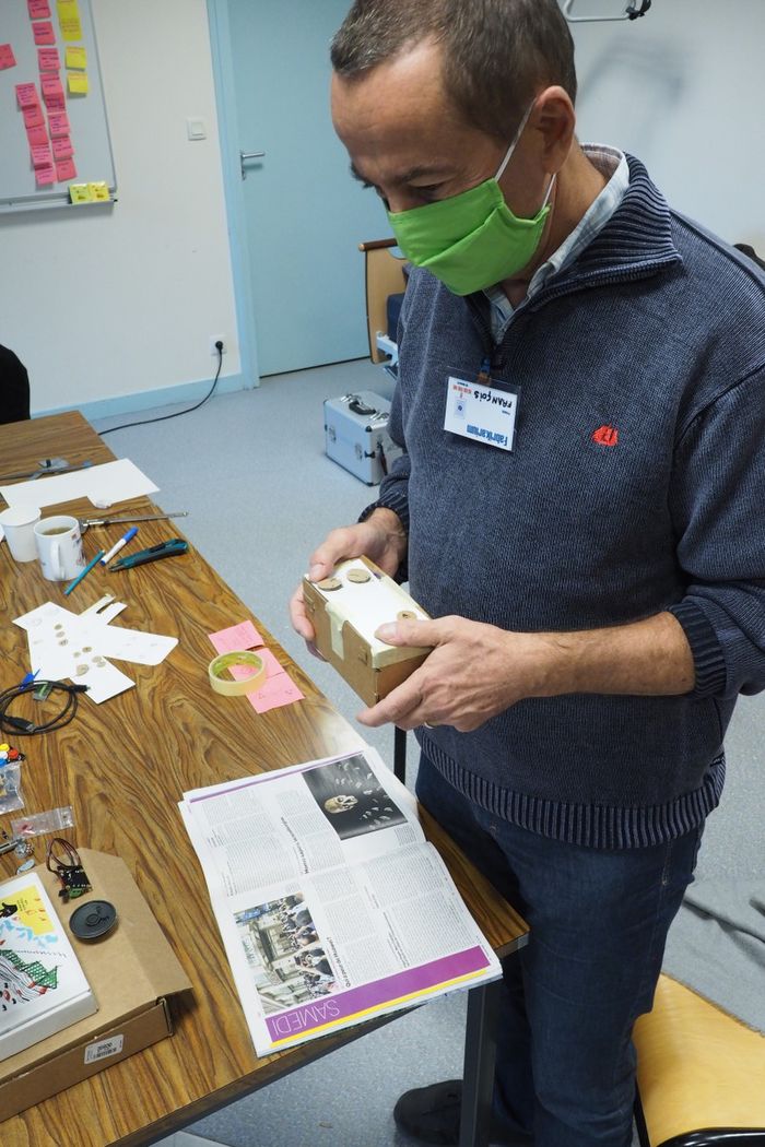 Photo: François teste un prototype en carton